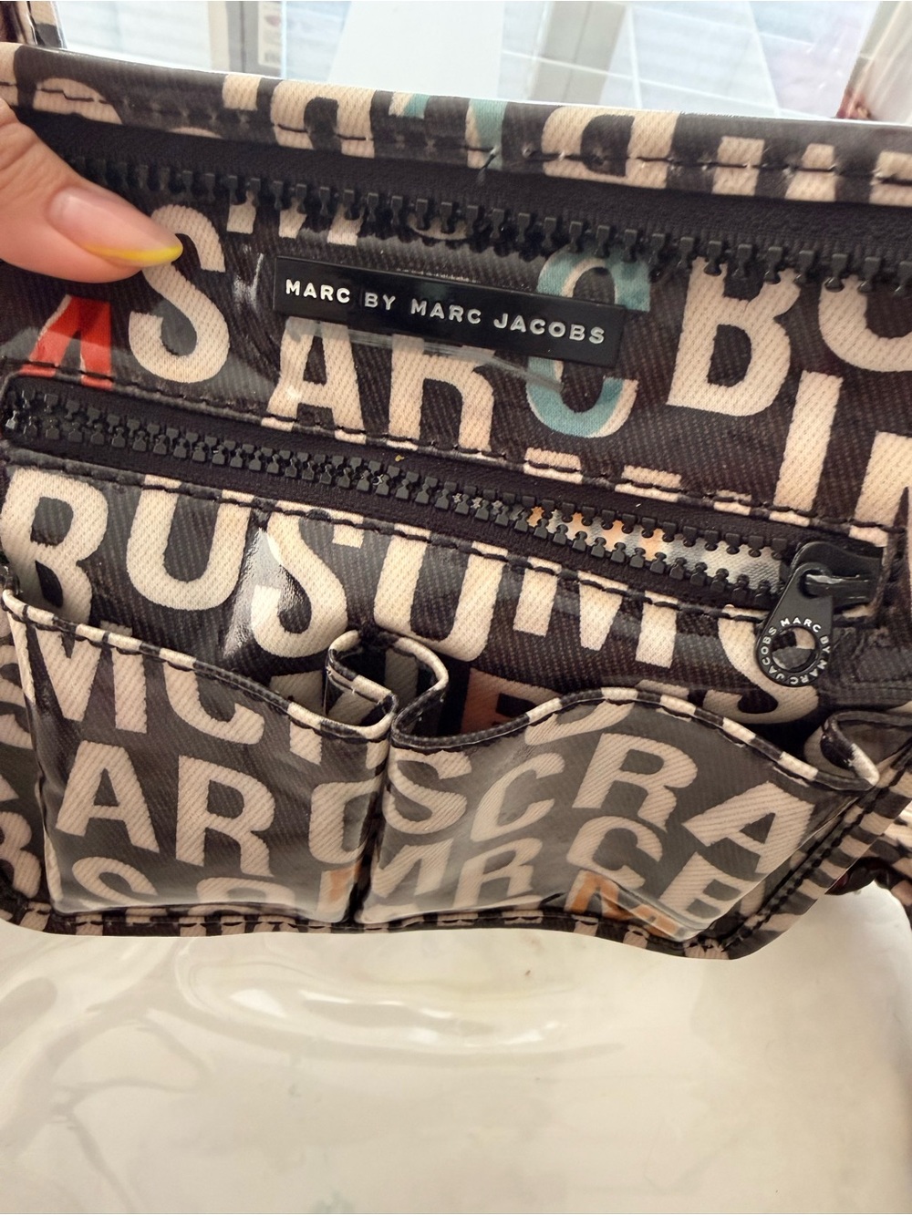 Marc by Marc Jacobs Clear Tote with Black Logo-Print Pouch - Picture 4 of 6